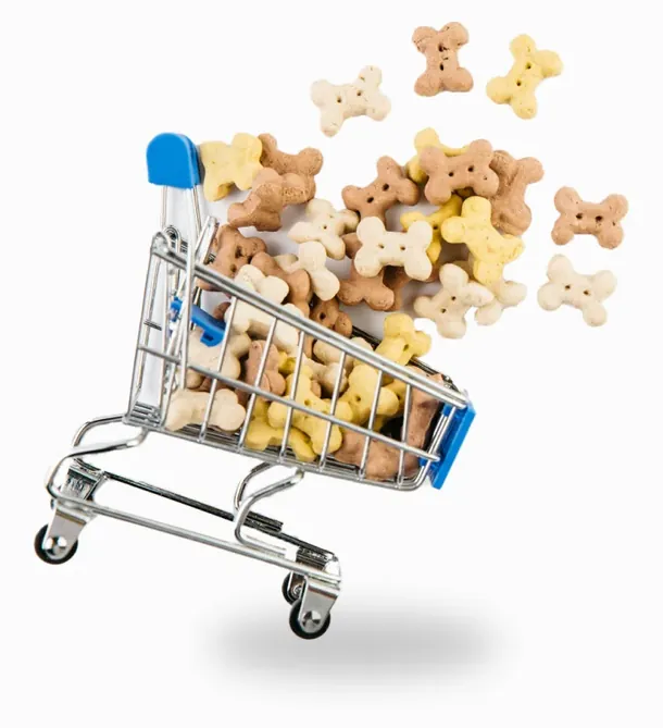 Carrito de compras lleno de galletas para perro